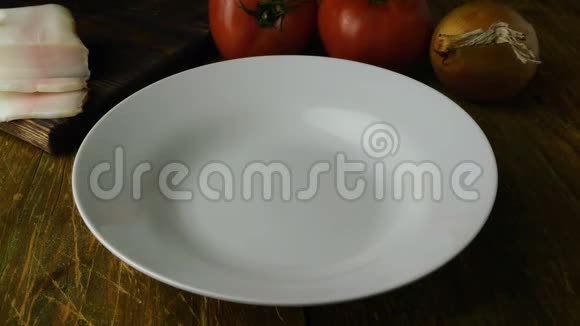 新鲜煮熟的自制饺子或瓦雷尼基与馅带着热气装在白色的盘子里带着油炸食品视频的预览图