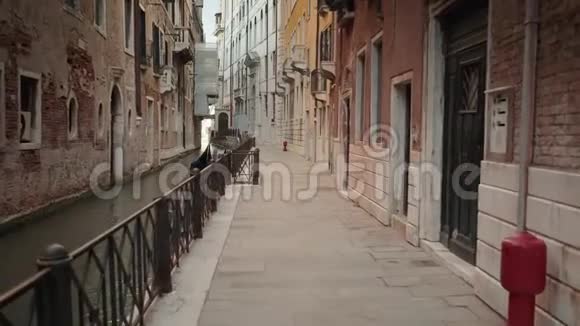 实时拍摄威尼斯一条有运河的街道威尼斯是一个主要的旅游城市视频的预览图
