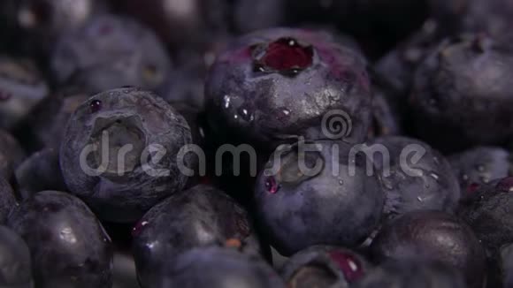 水滴落在成熟可口的大蓝莓上视频的预览图