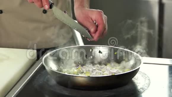 厨师把红洋葱切丁然后倒在锅里视频的预览图