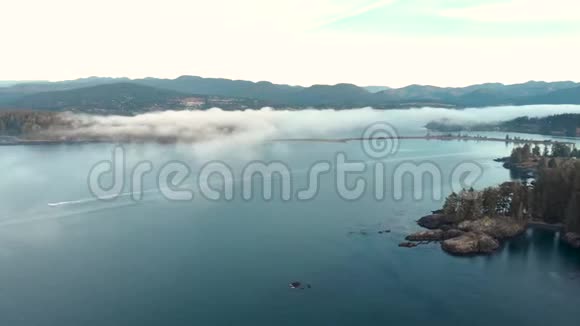 在崎岖的温哥华岛海岸线上沿着海湾移动的海雾的空中超移4K24FPS视频的预览图