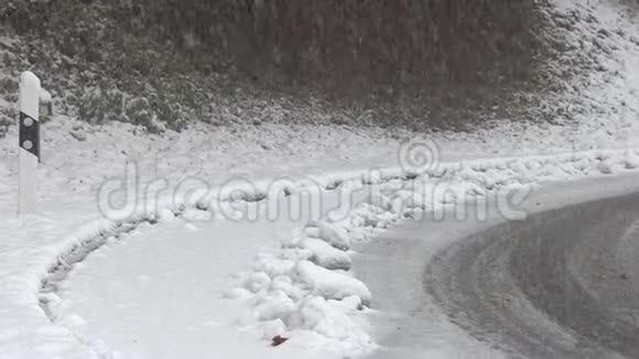 路转弯处的第一场雪视频的预览图