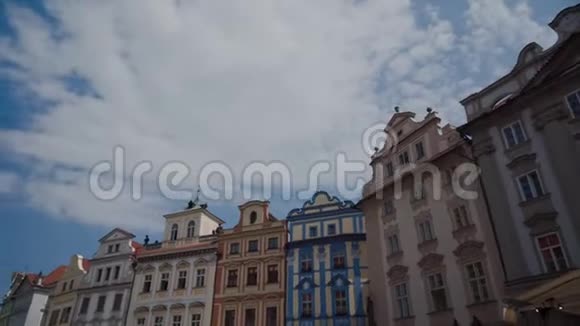 捷克首都布拉格阳光明媚的一天老城区广场上捷克传统建筑的圆形全景视频的预览图