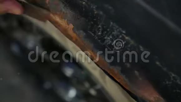 人用刮刀清理车体上的铁锈时光飞逝视频的预览图