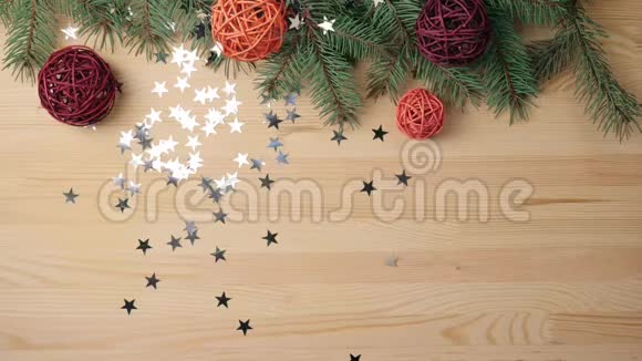 新年和圣诞节装饰手把一些礼物木色的球靠近圣诞树树枝放在桌子上视频的预览图