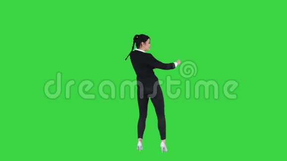 可爱自信的年轻商务女性在绿色屏幕上跳舞色度键视频的预览图