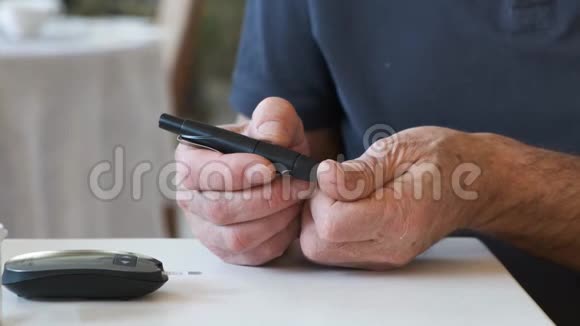 老人用血糖仪检查家里的血糖水平视频的预览图