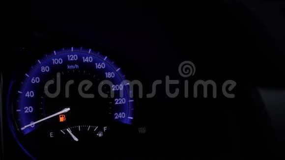 速度计显示汽车零速和油箱容积视频的预览图