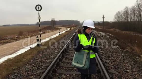 愤怒的铁路女工程师视频的预览图