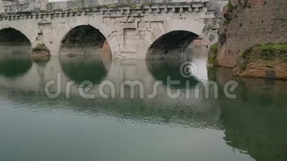 泰比留斯拱桥反映在平静的河流中视频的预览图