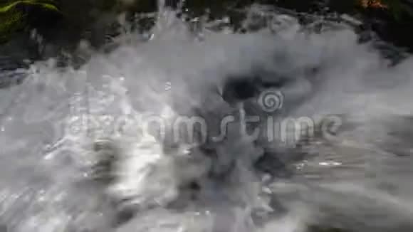 陡峭的山溪清澈清澈的水视频的预览图