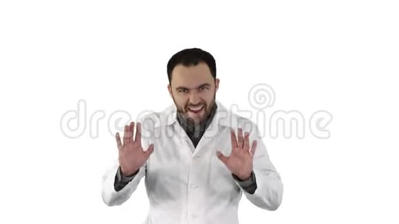 友好的男性医学治疗医生走路和说话看着镜头在白色背景视频的预览图
