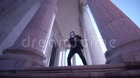 蒙面人在威尼斯跳舞视频的预览图