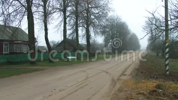 村里的路农村生活观念一个村庄里孤独的尘土飞扬的路4k视频的预览图
