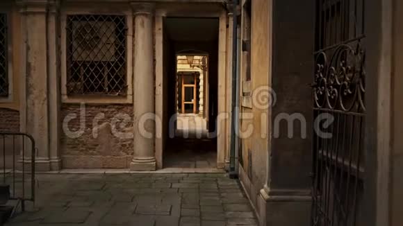 实时中镜头的小庭院在威尼斯视频的预览图