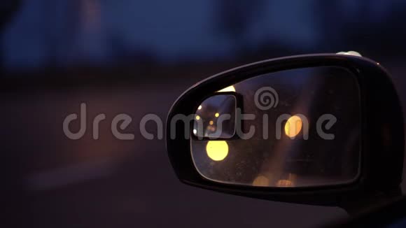 汽车侧镜下汽车沿道路行驶的模糊视野视频的预览图