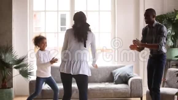 戴着眼罩的非洲妈妈和家庭孩子玩捉迷藏视频的预览图