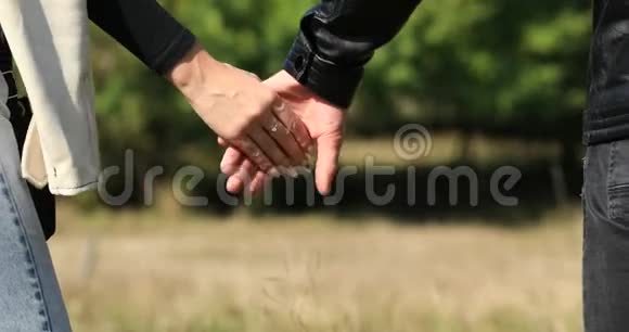 无法辨认的情侣牵着大自然的手视频的预览图