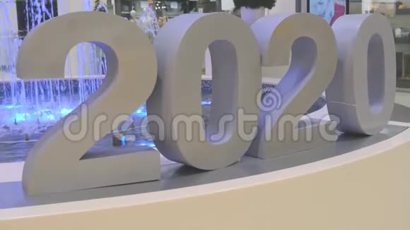 2020蓝色大数字2020圣诞及新年期间新年快乐视频的预览图