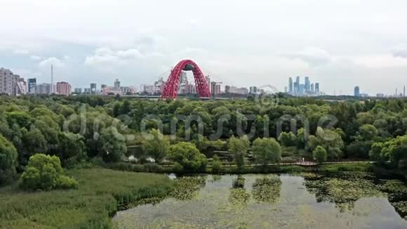 俄罗斯莫斯科一座现代斜拉桥的空中无人机倾斜视频的预览图