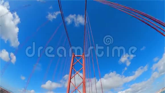 在里斯本著名的四月二十五日桥上开车也叫萨拉扎桥视频的预览图