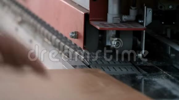 家具制造边缘刨花板零件的机器工人手引导零件粘合边缘有选择的焦点氯视频的预览图