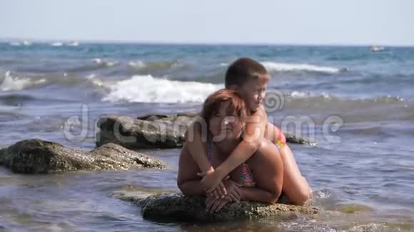 海滩暑假一家人在汹涌的海水中视频的预览图