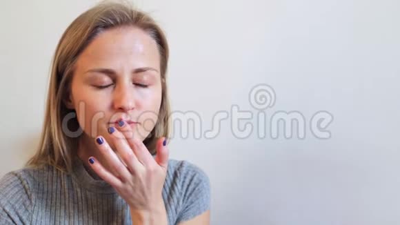 女孩用唇膏治疗感冒疮视频的预览图