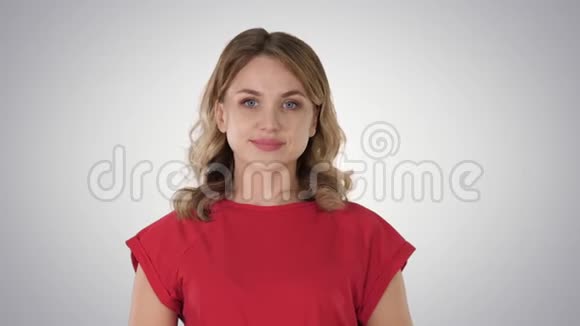 年轻的白种人女人用手和手指指向梯度背景的一侧视频的预览图