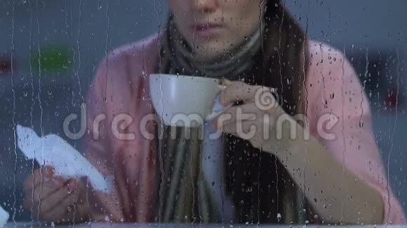 感染流感喝热饮料打喷嚏的女士视频的预览图