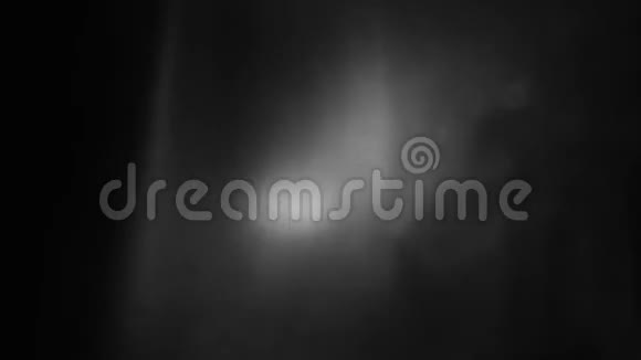 光线在黑暗背景上的反射抽象背景视频的预览图
