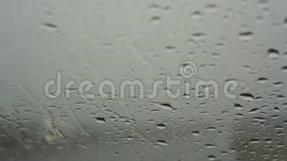 大雨点落在汽车的挡风玻璃上视频的预览图