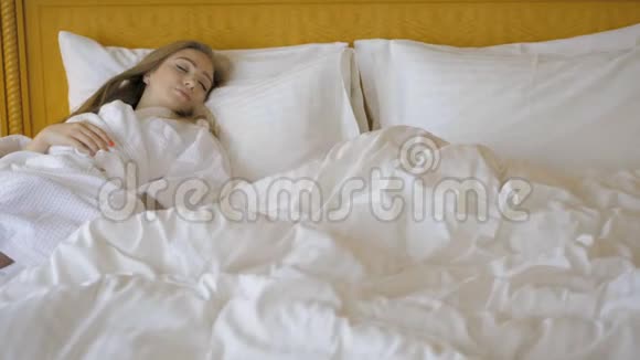 睡在旅馆床上的漂亮女孩视频的预览图