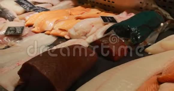 在市场商店生的美味的新鲜的海鲜红片视频的预览图