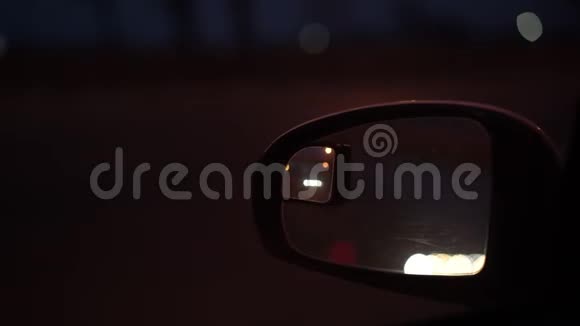 带侧后视镜前照灯反射的夜间车辆运动视频的预览图