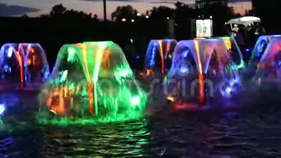 晚上的全景在喷泉中彩色喷水技术改进视频的预览图