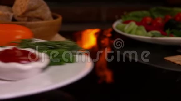 餐盘旁边放着烤香肠视频的预览图