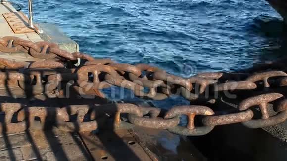巨大的铁链系在船墩上的链条视频的预览图