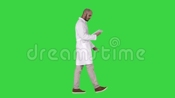 医生在绿色屏幕上检查他的药片铬键视频的预览图