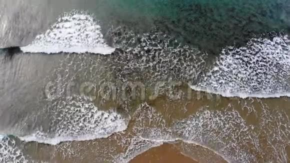 多波飞溅运动渐变蓝色海水令人印象深刻的鸟瞰图视频的预览图