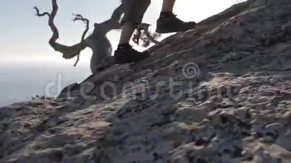一个人爬山的特写镜头登山靴和冒险者的细节视频的预览图
