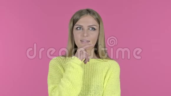 体贴的年轻女孩兴奋的想法粉红色的背景视频的预览图