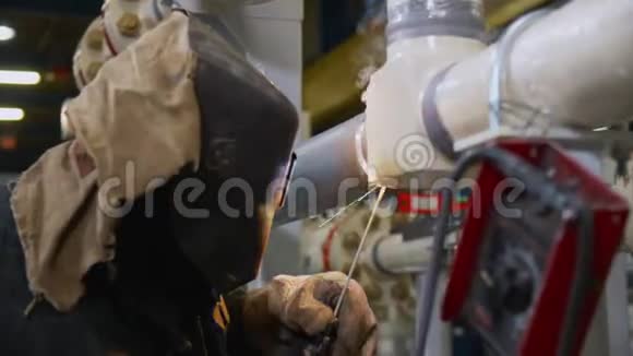 工人焊接抽水和测量系统的管道视频的预览图