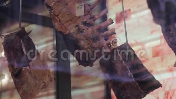 排骨肉上的一口唾沫生产腌制纺纱烧烤烧烤视频的预览图
