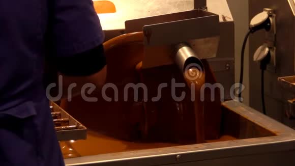 工人站在糖果巧克力搅拌机附近视频的预览图