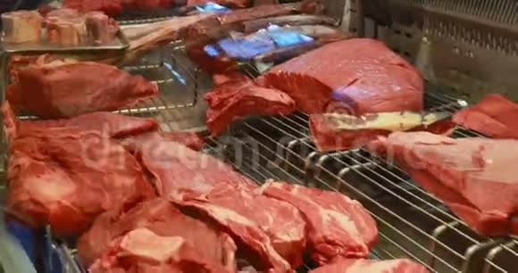 许多红肉片在当地农民杂货店展出视频的预览图