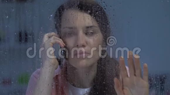扰乱女性的电话交谈在雨天收到坏消息抑郁视频的预览图