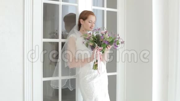 新娘进入房间视频的预览图