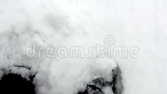 在白雪中行走的人视频的预览图