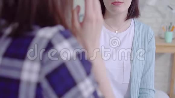 无法辨认的聋哑年轻女性在家客厅里用手语说话视频的预览图